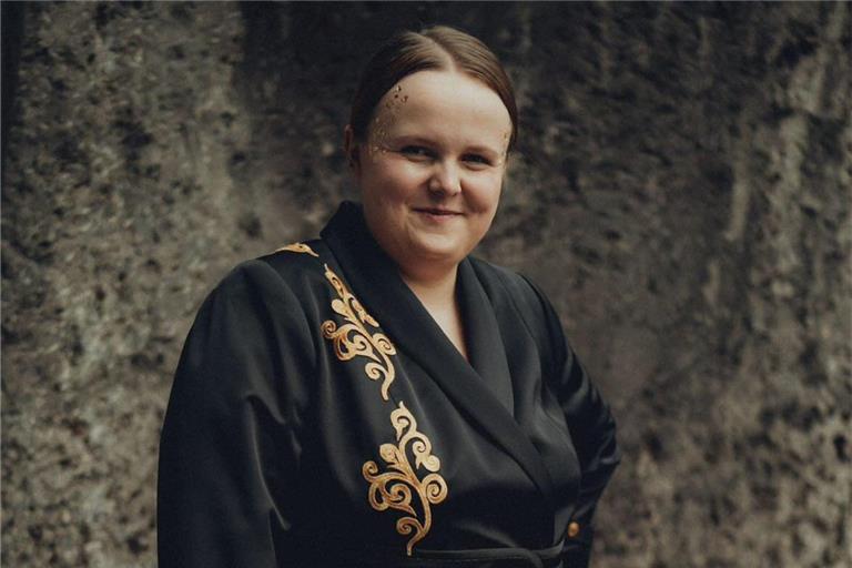 Während ihrer Zeit auf der Meisterschule entwirft und schneidert sich Maike Fiedler ein schwarz-goldenes Outfit mit Gürtel und von Hand eingearbeiteten Knöpfen. Fotos: privat