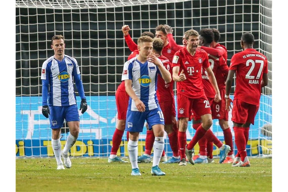 Während im Hintergrund die Münchener das 1:0 feiern, drehen die Berliner Darida und Ascacibar enttäuscht ab. Foto: Andreas Gora/dpa