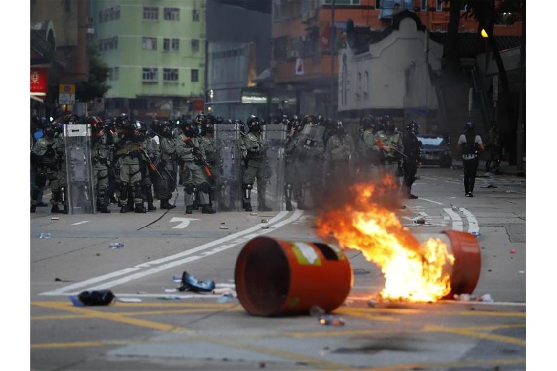 Proteste in Hongkong: Schuss auf Aktivisten schürt neue Wut Während in Peking der 70. Jahrestag der Republikgründung gefeiert wird, gehen in Hongkong Zehntausende für Demokratie und Menschenrechte auf die Straße. Foto: Vincent Thian/AP/dpa