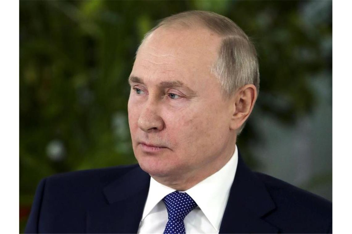 Krieg gegen die Ukraine: So ist die aktuelle Lage Während Moskau der Ukraine die Vorbereitung eines Chemiewaffen-Angriffs vorwirft, gibt es gleichzeitig Hinweise, die auf eine Lösung hindeuten könnten: Es soll konkrete Vorbereitungen für ein Treffen von Putin und Selenskyj geben. Foto: Mikhail Klimentyev/Pool Sputnik Kremlin/AP/dpa