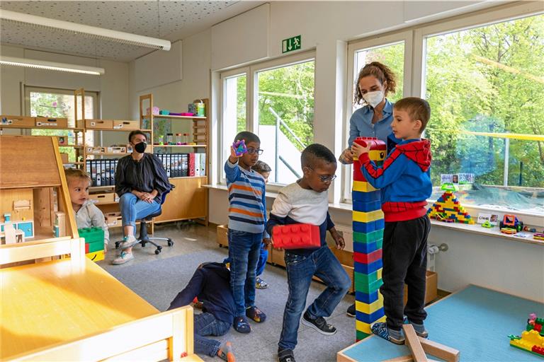 Während Pädagogin Aikaterini Pinaka mit den Kindern spielt, beobachtet Sarah Ulmer die Gruppe. Später bespricht sie mit Pinaka, wie die Interaktion mit den Kindern gelaufen ist, und gibt Tipps dazu, wie die Kleinen weiterhin unterstützt werden können. Foto: A. Becher