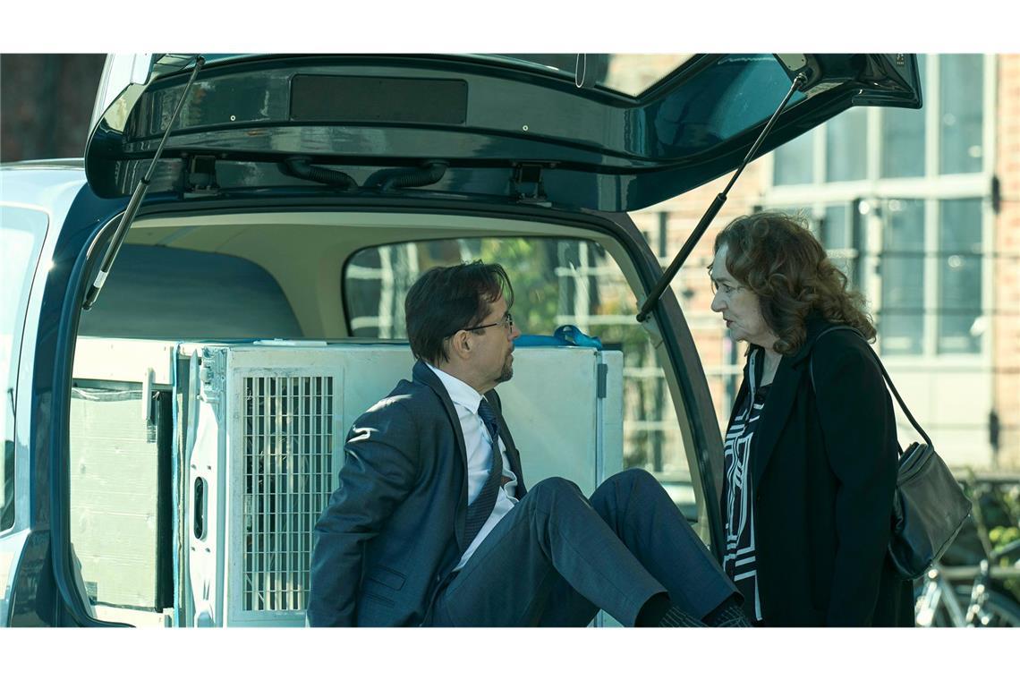 Während Prof. Karl Friedrich Boerne (Jan Josef Liefers, l.) sich entschieden hat, den Abtransport der tiefgefrorenen Leiche persönlich zu begleiten, möchte Staatsanwältin Wilhelmine Klemm (Mechthild Großmann) von ihm wissen, welcher der Hobrecht-Männer in der Kühltruhe liegt.