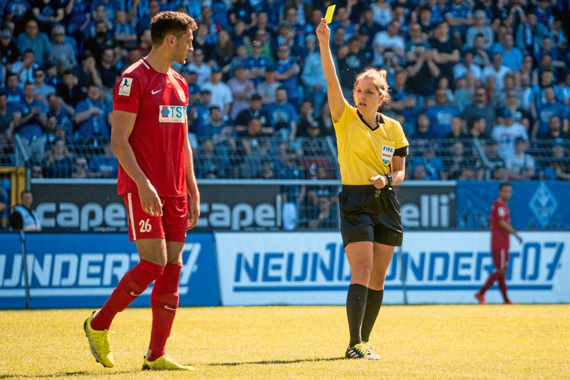 Während Schiedsrichterin Karoline Wacker von den Sportfreunden Großerlach die Regelverschärfungen bei den Profis anwendet, gelten diese Veränderungen auch für den Amateurbereich bis hinunter zur Kreisliga B. Foto: Imago