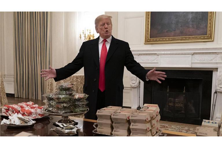 Während seiner ersten Amtszeit spendierte Trump der Football-Mannschaft Clemson Tigers im Weißen Haus Pizza und Burger.