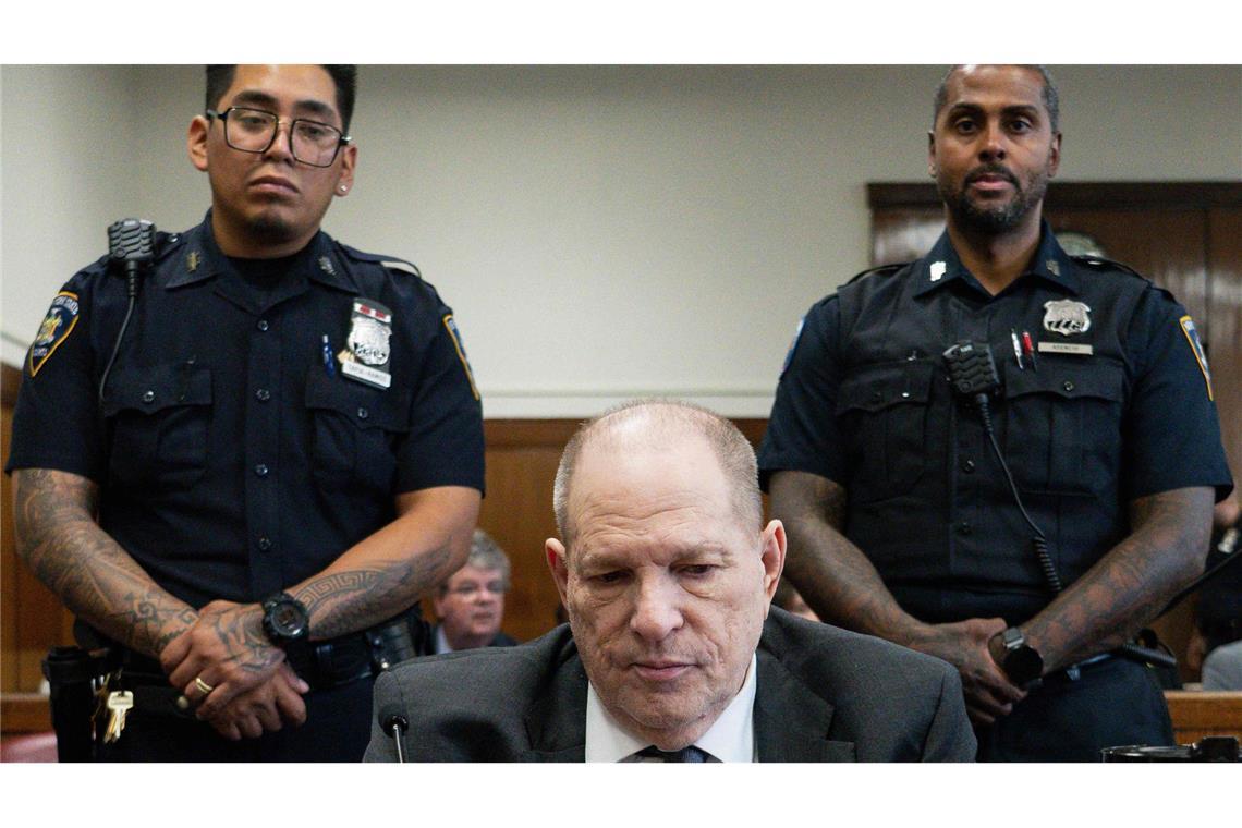 Harvey Weinstein in neuem Prozess teils wieder schuldig Während seines Wiederaufnahmeprozesses wegen Vergewaltigung und sexueller Nötigung erscheint der ehemalige Hollywood-Filmproduzent Harvey Weinstein vor dem Strafgericht in Manhattan in New York (Archivfoto).