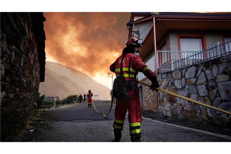 Während sich die Lage bei den Waldbränden in Spanien insgesamt leicht zu entspannen beginnt, wüten vor allem in Kastilien und León sowie in Galicien noch immer gefährliche Feuer.