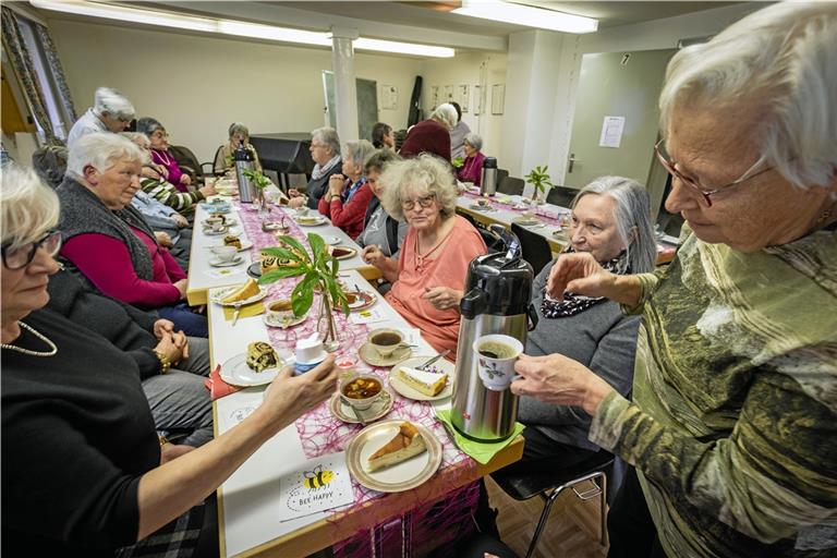 Während sie sonst vor allem in Vitrinen stehen, kommen die Sammeltassen beim Kaffeenachmittag zum Einsatz. Fotos: Alexander Becher