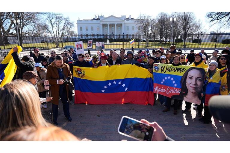 Während Trump Machado trifft, versammeln sich Menschen vor dem Weißen Haus.
