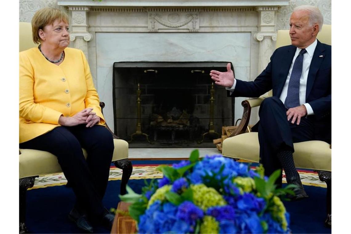 Während US-Präsident Joe Biden im Oval Office redet, schaut die Bundeskanzlerin Angela Merkel skeptisch. Foto: Evan Vucci/AP/dpa