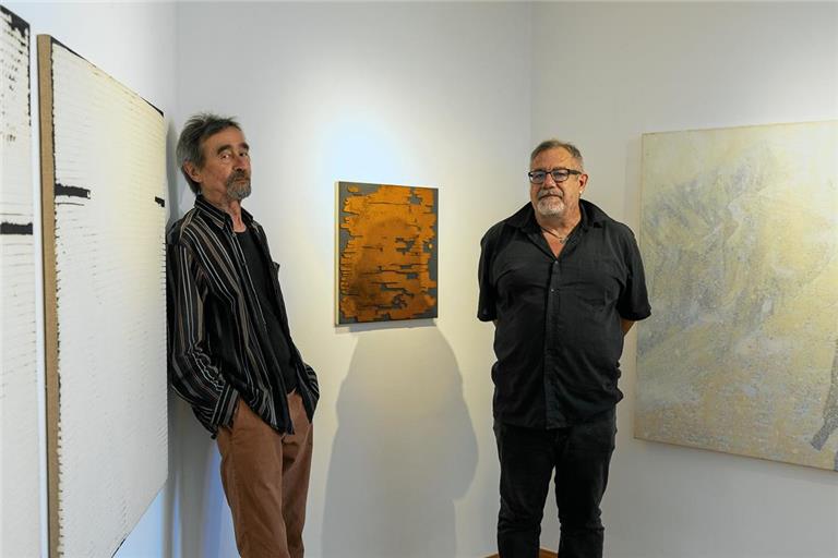 Während Włodzimierz Szwed (links) ausschließlich abstrakt arbeitet, sind in Hardy Langers Werk meist Figuren zu sehen. In dem Bild rechts ist das allerdings kein Mensch, sondern der Sasquatch, ein kanadischer Yeti. Foto: Alexander Becher
