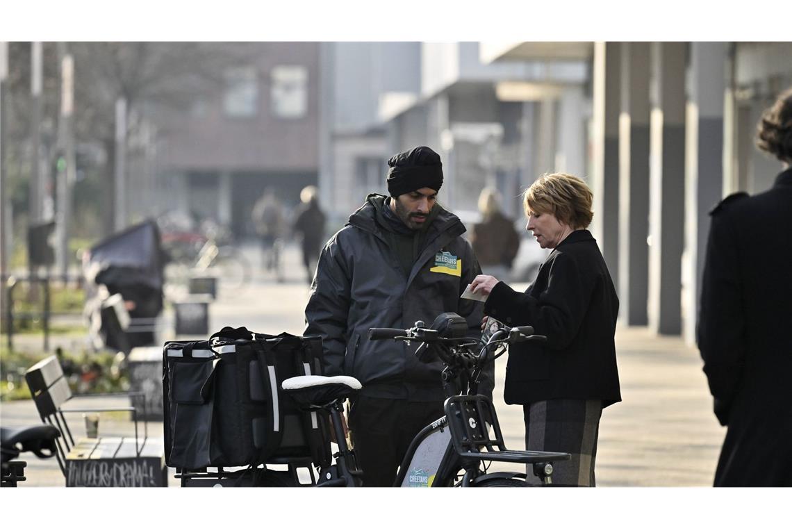 Währenddessen kann Susanne Bonard (Corinna Harfouch, re) den Fahrradkurier Nil Kumara (Ajay Paul, li), der den Toten kannte, dazu bringen, mit ihr zu sprechen.
