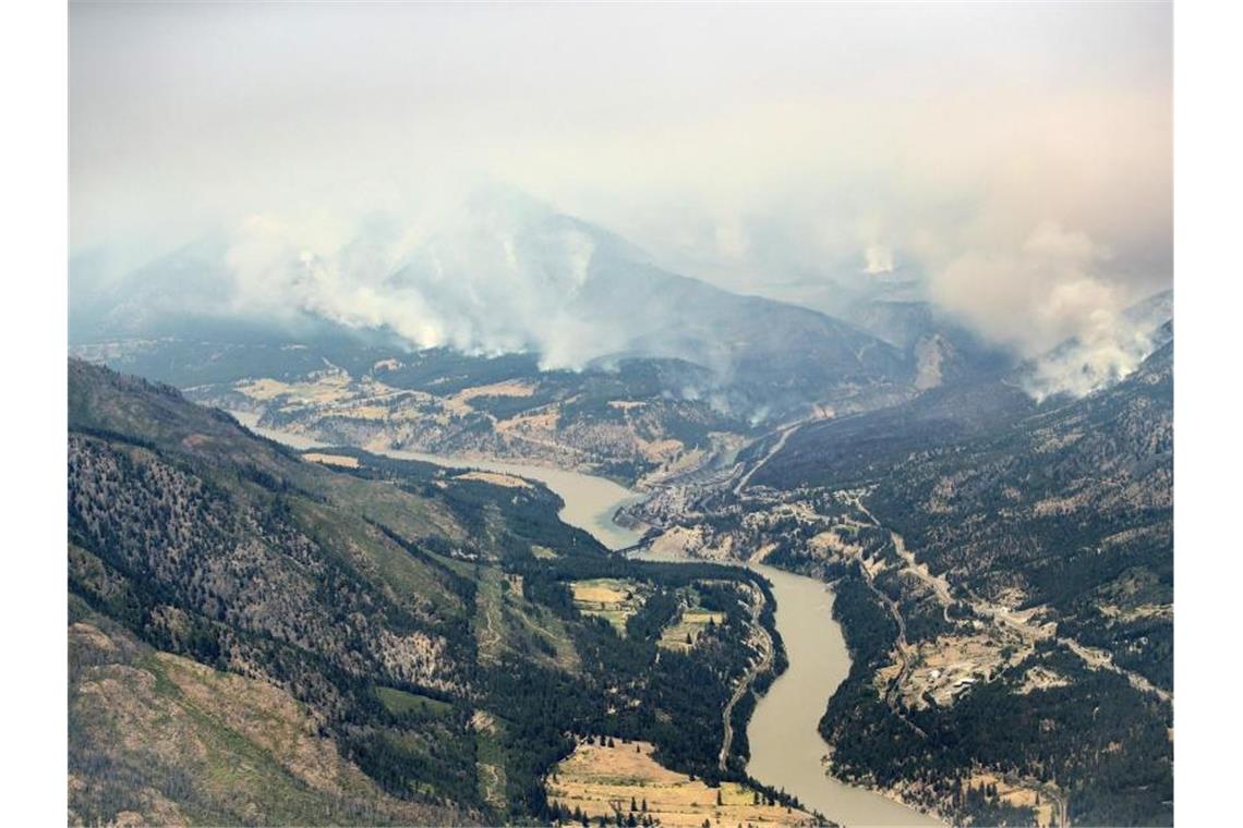 Feuer im Westen Nordamerikas brennen weiter Wälder in den Bergen nördlich von Lytton brennen. Foto: Darryl Dyck/The Canadian Press/AP/dpa