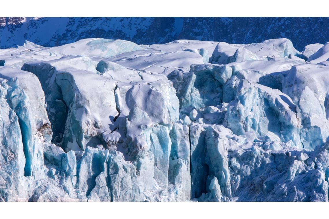 Wände aus blauem Eis, aufgenommen am 9. April 2015 an der Kongsfjord-Gletscherfront im Polarmeer bei Ny-Ålesund auf Spitzbergen (Norwegen).