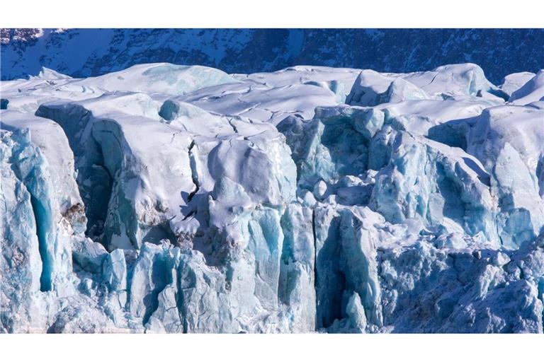 Wände aus blauem Eis, aufgenommen am 9. April 2015 an der Kongsfjord-Gletscherfront im Polarmeer bei Ny-Ålesund auf Spitzbergen (Norwegen).