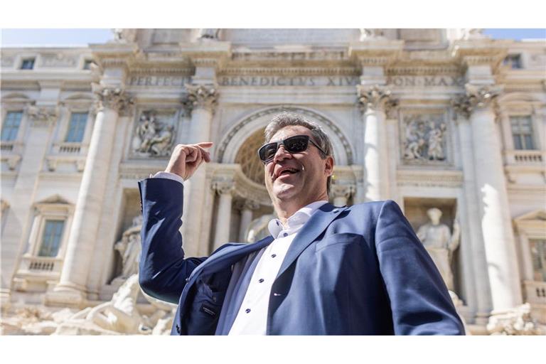 Wäre der bayerische Ministerpräsident Markus Söder lieber Italiener? Der Münzwurf über die Schulter in den Trevi-Brunnen in der italienische Hauptstadt soll Legenden zufolge Glück bringen - und zu einer sicheren Rückkehr nach Rom führen.