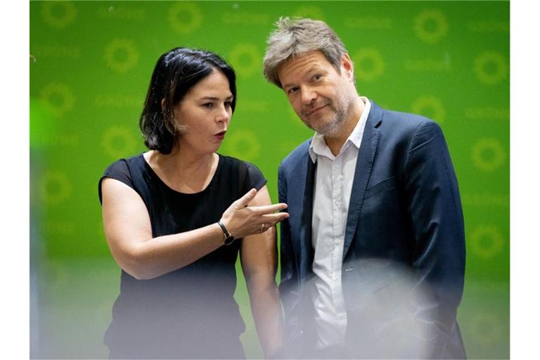 Wären wieder zweitstärkste Kraft - wenn heute Bundestagswahl wäre: Die Bundesvorsitzende und der Bundesvorsitzende der Grünen, Annalena Baerbock und Robert Habeck. Foto: Kay Nietfeld/dpa