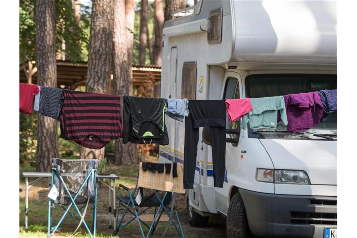 Gericht verbietet Zweitwohnungssteuer auf Wohnmobile Wäsche hängt auf einer Leine vor einem Wohnmobil auf einem Campingplatz. Foto: Patrick Pleul/Archivbild