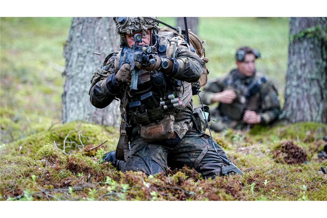 Waffe im Anschlag: Panzergrenadiere kämpfen im Wald.