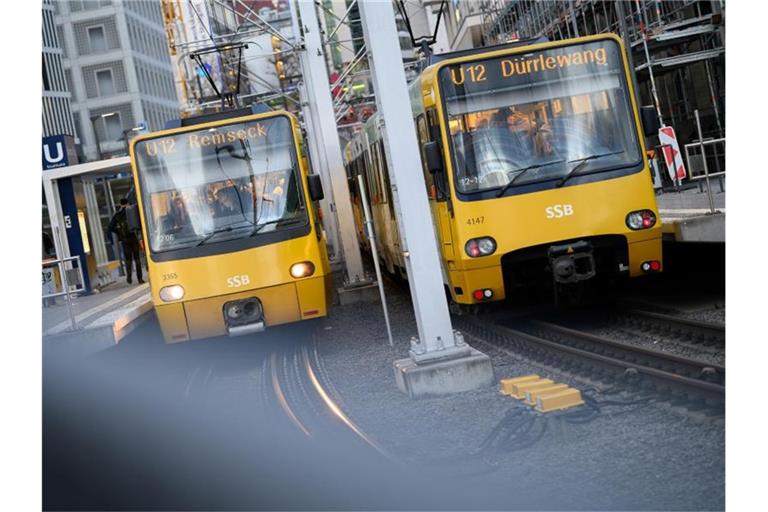 Wagen der SSB-U-Bahn U12 stehen an einer Haltestelle. Foto: Sebastian Gollnow/dpa/Archivbild