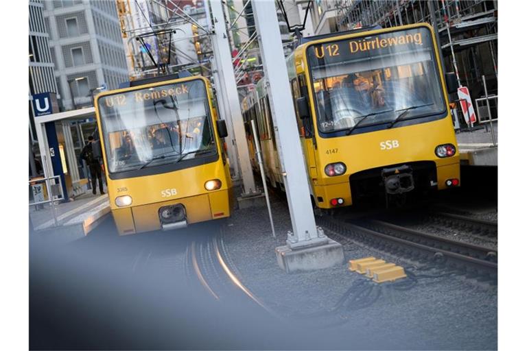 Wagen der Stuttgarter Straßenbahnen (SSB) U-Bahn U12 stehen an einer Haltestelle. Foto: Sebastian Gollnow/dpa/Symbolbild