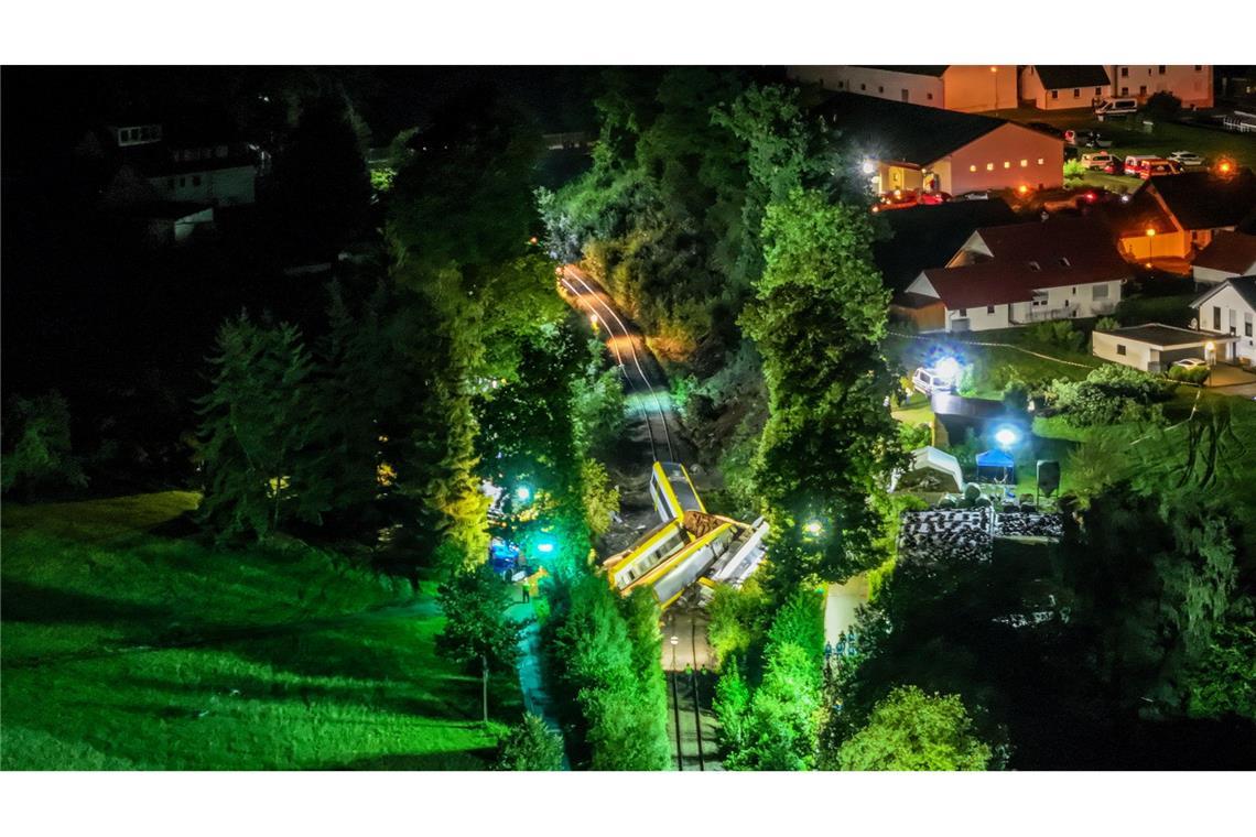 Bilder des Tages Waggons eines entgleisten Regionalzugs liegen auf einer Bahnstrecke im Landkreis Biberach im Südosten Baden-Württembergs.