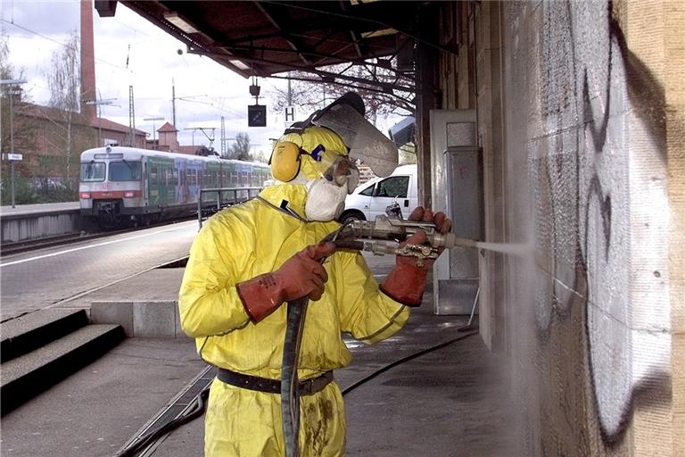 Waggons und Bahnhöfe sind immer wieder das Ziel von Graffitisprühern. Sehr zum Ärger der Deutschen Bahn. Archivsymbolfoto