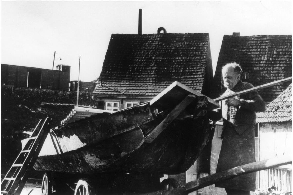 Ein Beruf im Wandel: Der Wagner Wagner Jakob Knapp mit dem charakteristischen Schnauzbart bei der Arbeit. Das Bild ist um 1940 entstanden. Repros P. Wolf