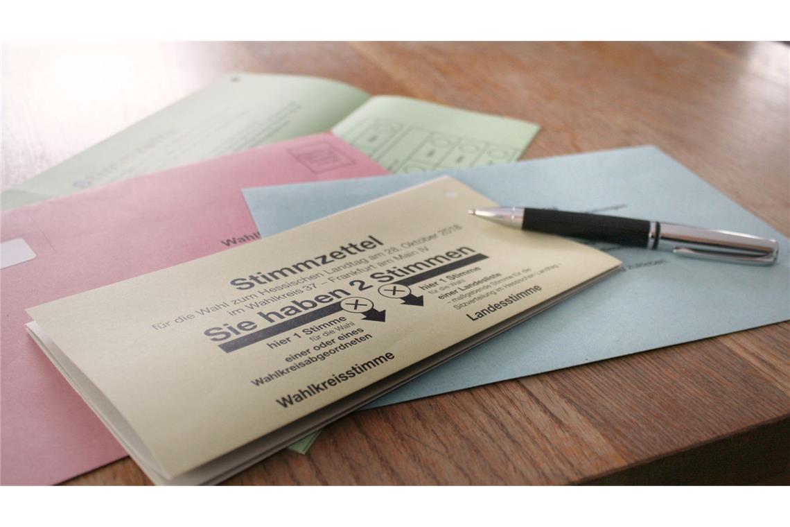 Wahlbrief, Stimmzettel und Erklärung – nur vollständig und fristgerecht abgegeben wird die Stimme gezählt. (Symbolbild)