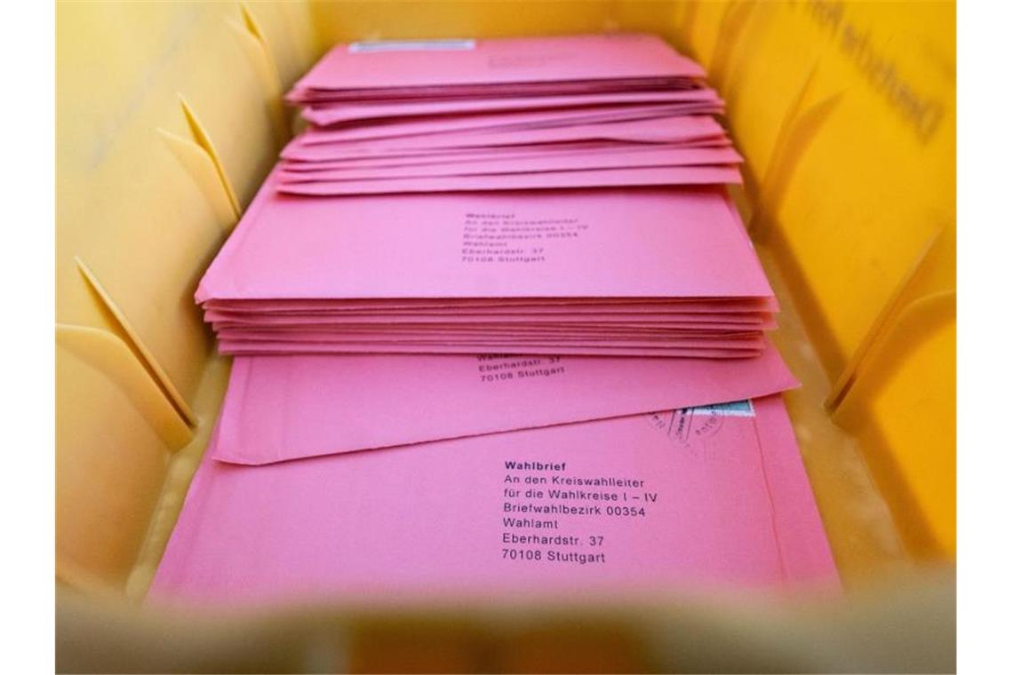 Wahlbriefe liegen in einer Außenstelle des Statistischen Amtes in einer Kiste. Foto: Marijan Murat/dpa