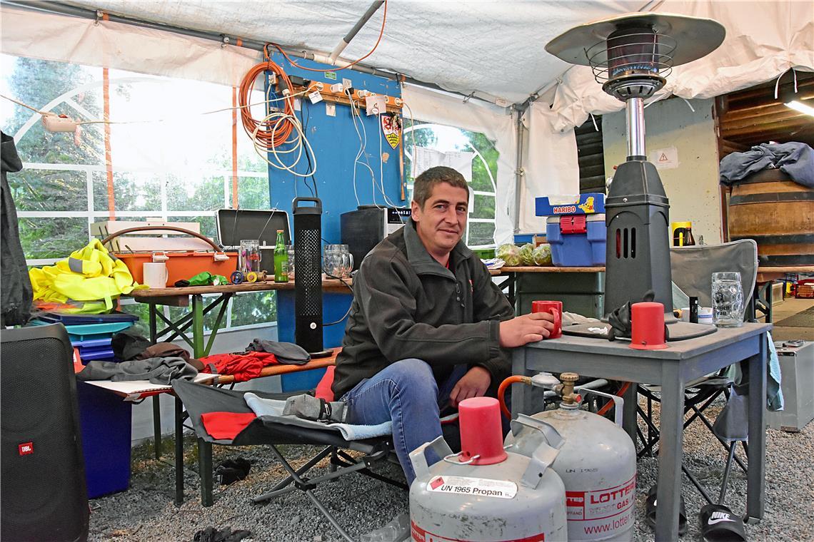 Wahlheimat: Während des Schlossfests und schon Tage davor richtet sich Daniel Gabel in einem Partypavillon häuslich ein. Fotos: Tobias Sellmaier