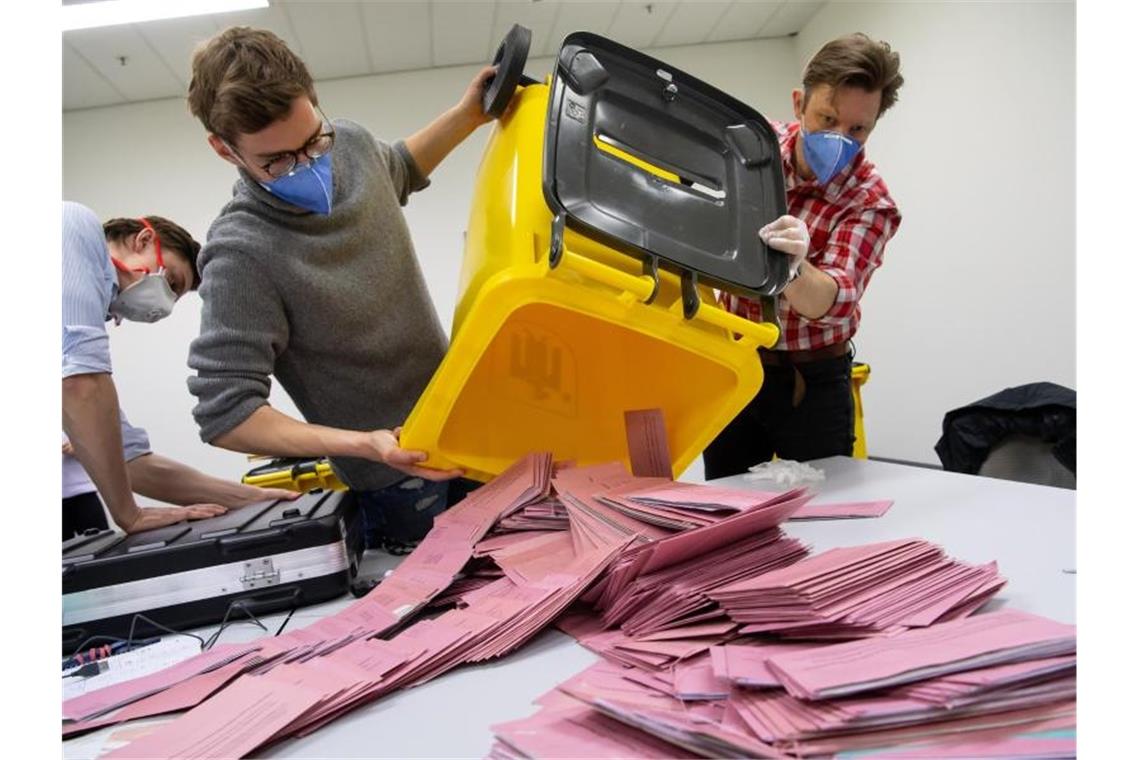 Wahlhelfer bei der Auszählung in München - mit Mundschutz. Foto: Sven Hoppe/dpa