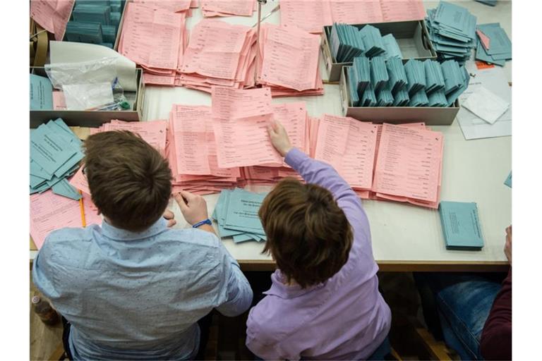 Wahlhelfer bei der Stimmauszählung der Briefwahl zur Landtagswahl 2016 in Baden-Württemberg. Foto: Wolfram Kastl/dpa/Archivbild