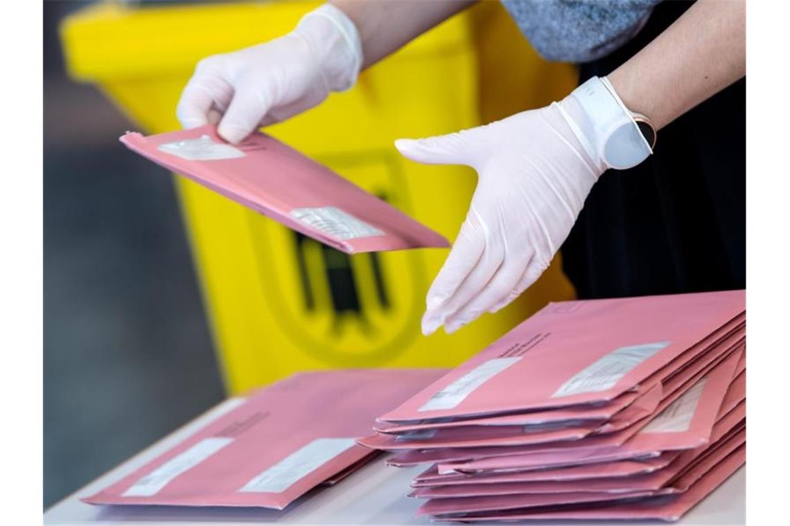 Wahlhelfer bereiten in München die Auszählung der Briefwahl vor. Foto: Sven Hoppe/dpa