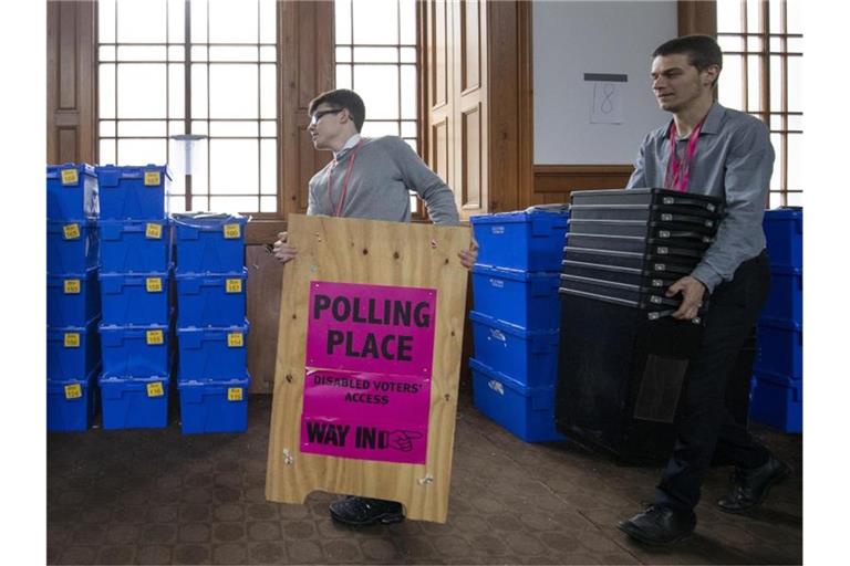 Wahlhelfer in Edinburgh bereiten den Transport von Schildern, Urnen und Kisten für die Europawahl vor. Vom 23.05. bis 26. Mai 2019 wählen die Bürger von 28 EU-Staaten ein neues Parlament. Foto: Jane Barlow