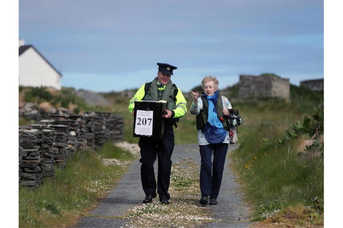 Wahlhelfer in Edinburgh bereiten den Transport von Schildern, Urnen und Kisten für die Europawahl vor. Vom 23.05. bis 26. Mai 2019 wählen die Bürger von 28 EU-Staaten ein neues Parlament. Foto: Jane Barlow