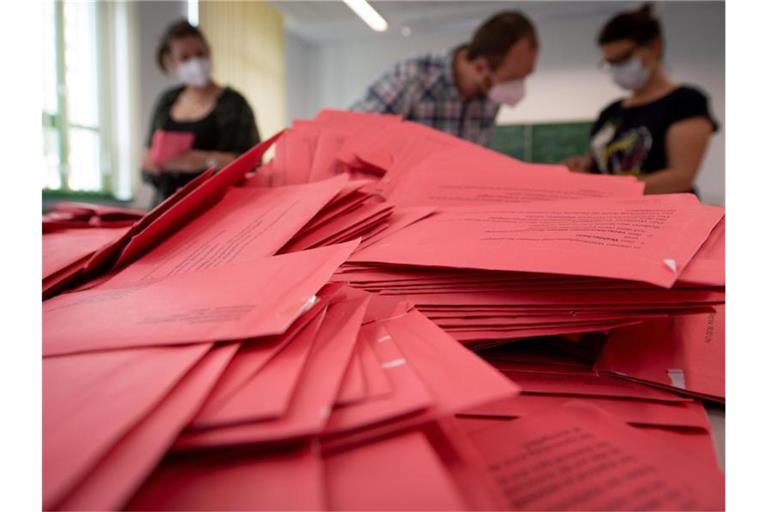 Wahlhelfer und Wahlhelferinnen öffnen in Magdeburg die Umschläge der Briefwahl. Foto: Hendrik Schmidt/dpa-Zentralbild/dpa