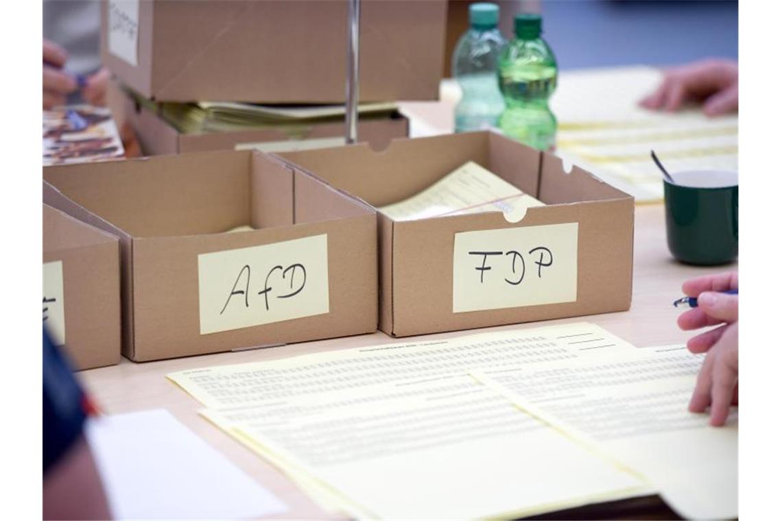 Wahlhelfer zählen in der Alsterdorfer Sporthalle die Stimmen für die Hamburger Bürgerschaftswahl aus. Foto: Daniel Reinhardt/dpa