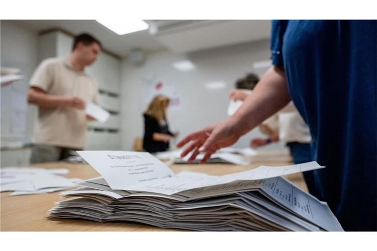 Wahlhelfer zählen in einem Wahllokal, das in einer Grundschule untergebracht ist, die Stimmzettel für die Kommunalwahl in Niedersachsen.