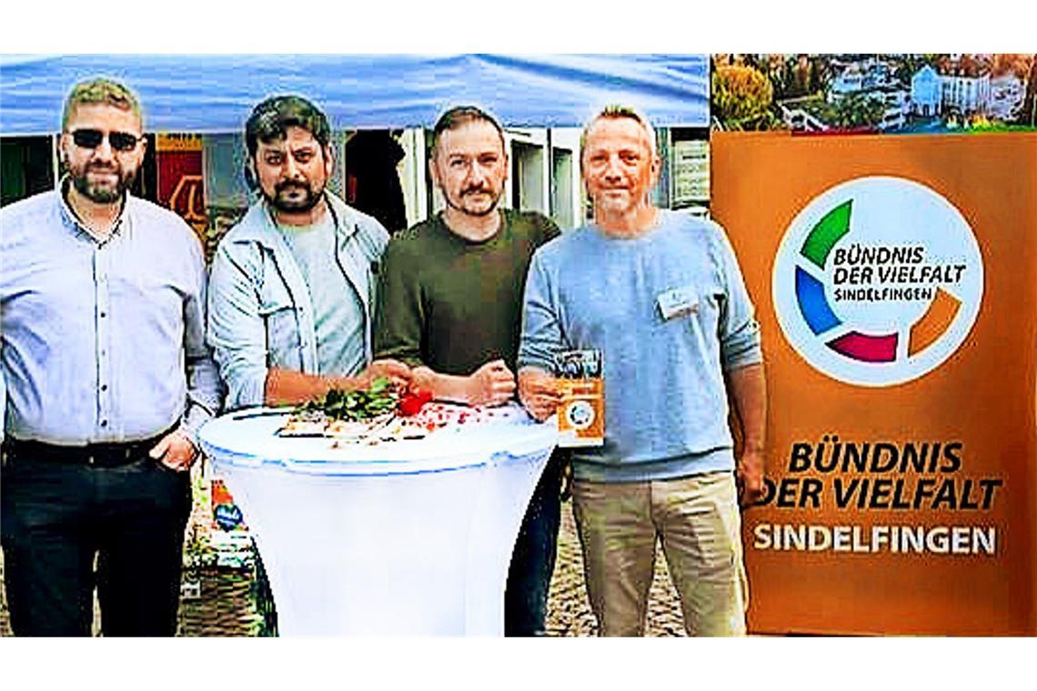 Wahlkampf 2024: Stadtrat Serdar Sevik (Zweiter von rechts), Ramazan Bicer (rechts), beide vom Bündnis der Vielfalt, Graue-Wölfe-Funktionär Engin Altindag (Zweiter von links) und Ditib-Vorsitzender Murat Gülec.