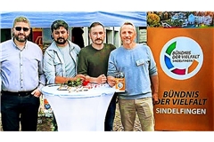 Wahlkampf 2024: Stadtrat Serdar Sevik (Zweiter von rechts), Ramazan Bicer (rechts), beide vom Bündnis der Vielfalt, Graue-Wölfe-Funktionär Engin Altindag (Zweiter von links) und Ditib-Vorsitzender Murat Gülec.