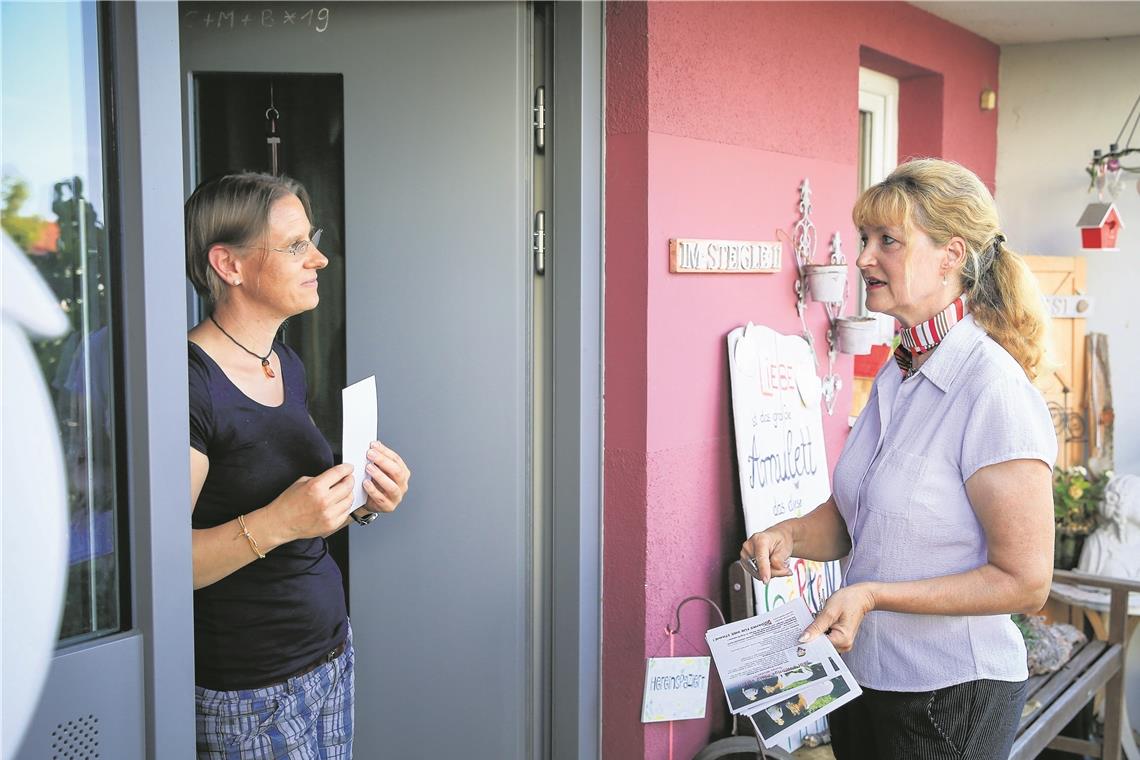 Wahlkampf an der Haustür: Sonja Winter (rechts) findet bei Petra Ergesi im Wohngebiet Steigle ein offenes Ohr und stellt sich ihr vor. Foto: A. Becher