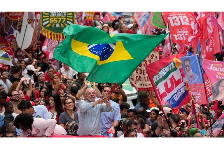 Wahlkampf in Brasilien: Der brasilianische Präsident Luiz Inacio Lula da Silva (M.), der sich um die Wiederwahl bewirbt, schwenkt während einer Wahlkampfveranstaltung eine brasilianische Fahne. Die Wahl findet am 4. Oktober statt.