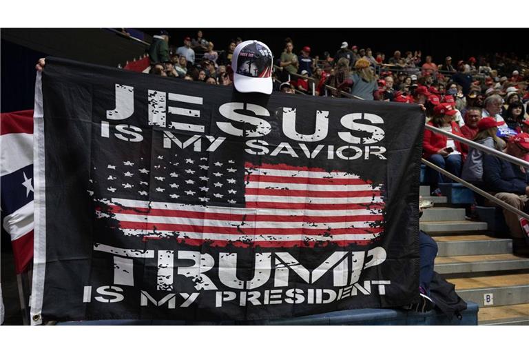 Wahlkampfberanstaltung im März 2024 in Georgia: Jesus ist mein Erlöser, Trump ist mein Präsident.“