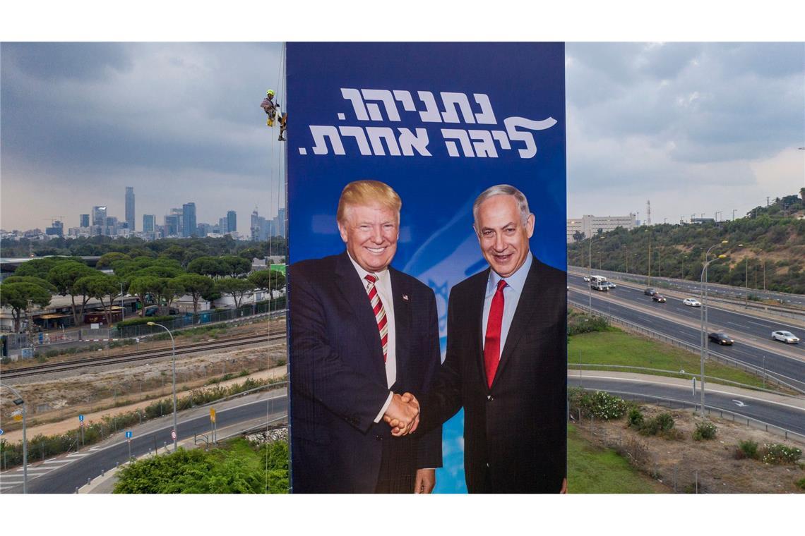 Wahlkampfplakat der rechtskonservativen Likud-Partei aus dem Jahre 2019, das den Ministerpräsidenten Benjamin Netanjahu (r) und US-Präsident Donald Trump zeigt. (Archivbild)