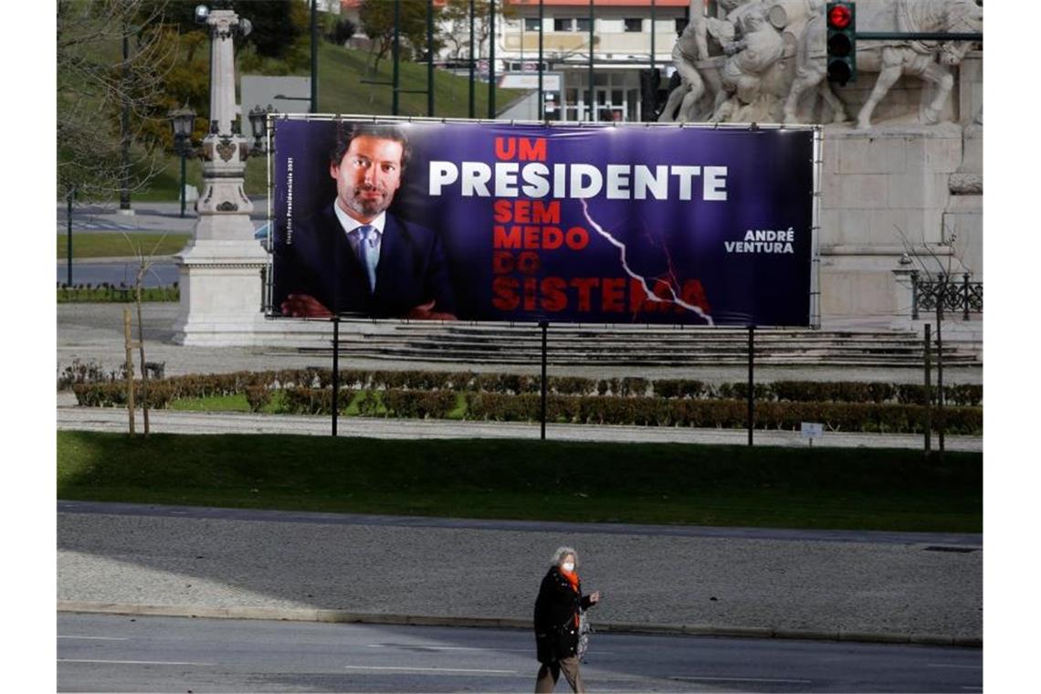 Wahlplakat in Lissabon: Im besonders heftig von der Corona-Pandemie getroffenen Portugal wird ein Präsident gewählt. Foto: Armando Franca/AP/dpa
