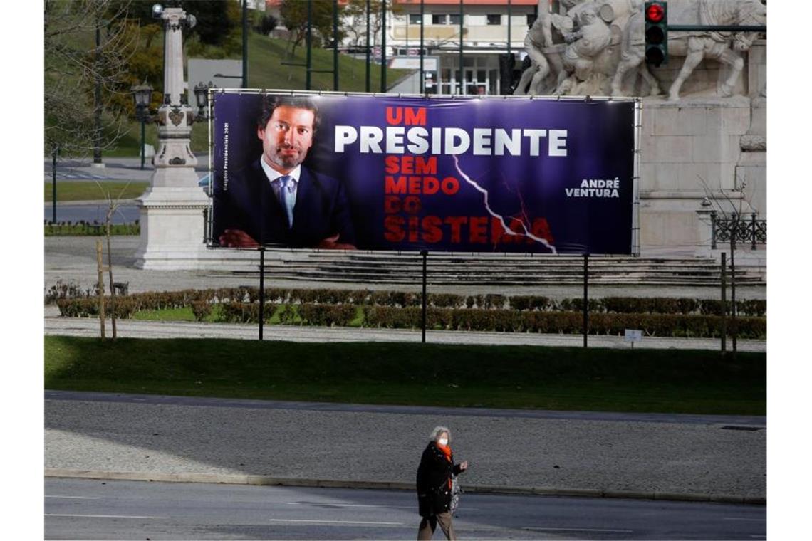 Portugals Präsident Rebelo de Sousa im Amt bestätigt Wahlplakat in Lissabon: Im besonders heftig von der Corona-Pandemie getroffenen Portugal wird ein Präsident gewählt. Foto: Armando Franca/AP/dpa