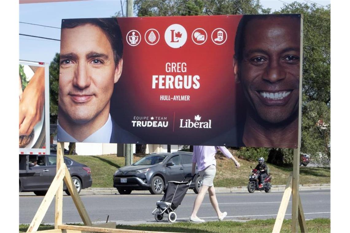 Wahlplakat mit dem kanadischen Premierminster Justin Trudeau (l.) und dem Kandidaten der Liberalen Partei, Greg Fergus. Foto: Fred Chartrand/The Canadian Press