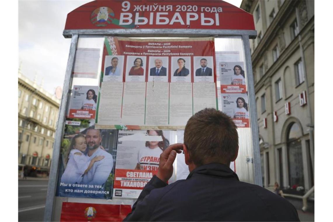 Wahlplakate an einer Straße der Hauptstadt Minsk. Foto: Sergei Grits/AP/dpa