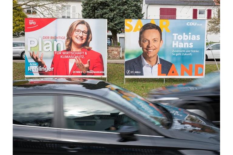 Wahlplakate der SPD und CDU in St. Ingbert. Foto: Oliver Dietze/dpa