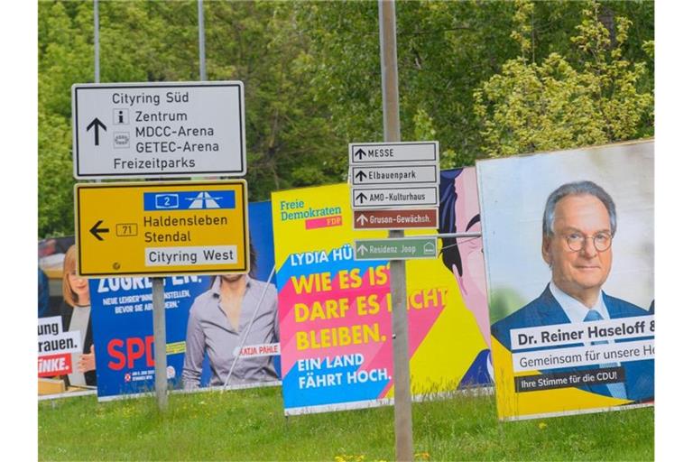 Wahlplakate für die Landtagswahl in Sachsen-Anhalt stehen in Magdeburg am Straßenrand. Am 6. Juni wird gewählt. Foto: Klaus-Dietmar Gabbert/dpa-Zentralbild/dpa